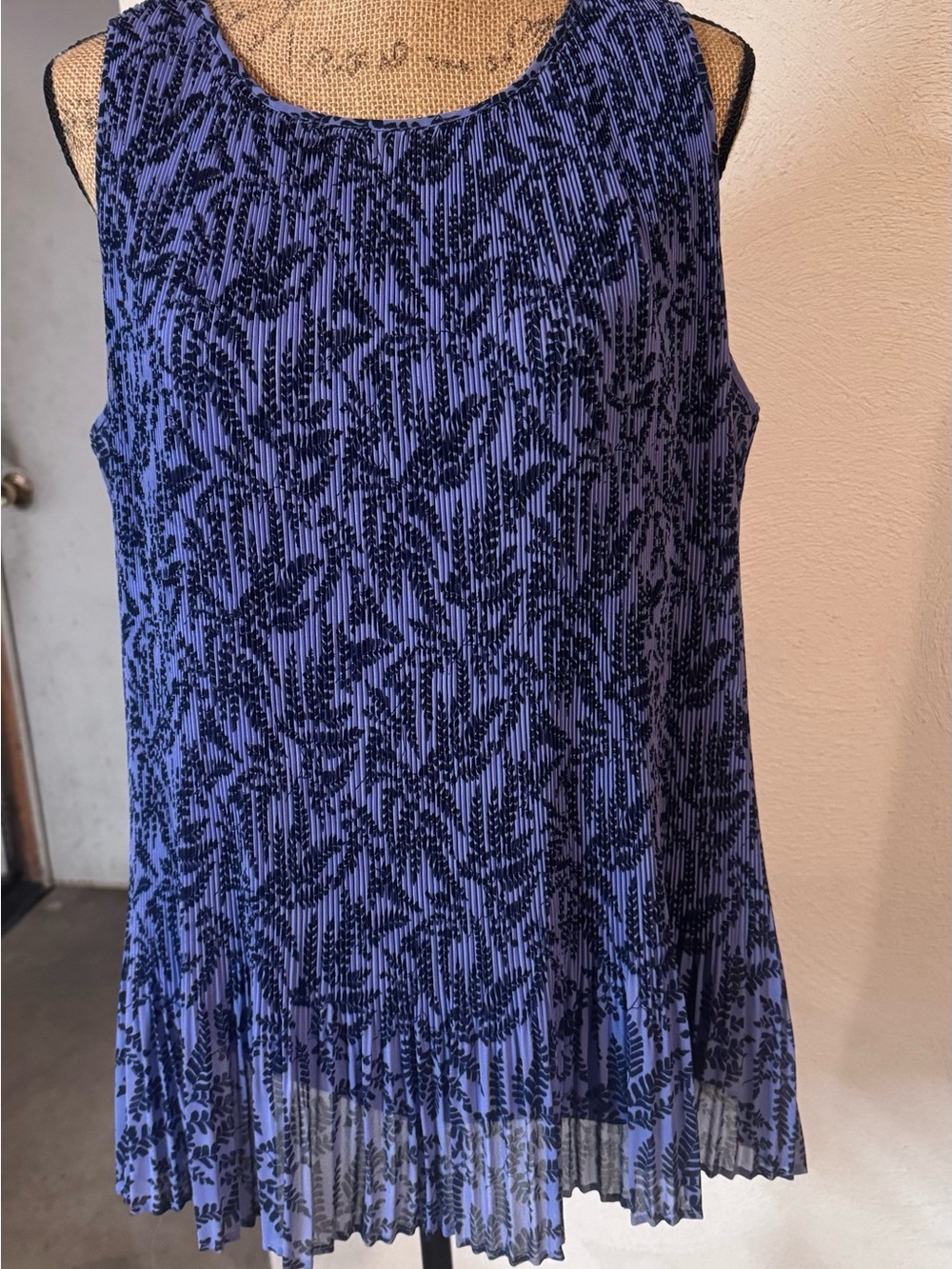 Roz & Ali Blue and Black Pleated Floral Sleeveless Top